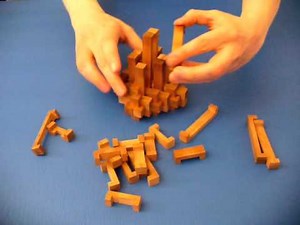 Lösung eines holz Puzzle mit 54 Teilen (Papachuck Puzzle by Pentangle)