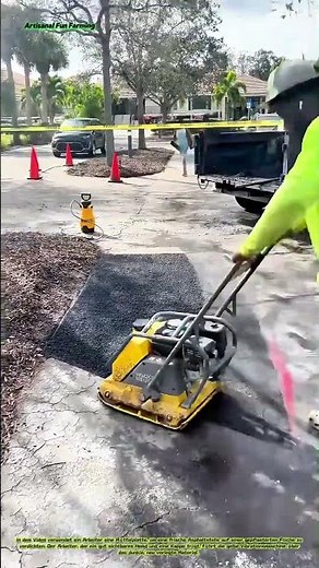 Asphalt-Ausbesserung: Verdichtung von frischem Asphalt mit einer Rüttelplatte