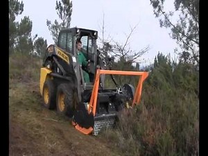 Trituradoras hidraúlicas para minicargadora trabajando - TMC Cancela