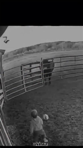 𝐀 𝐔 𝐑 𝐀 on Instagram: "💀 日本利用压电瓷砖将脚步转化为电能。这些瓷砖捕捉来自你脚步的动能。当你行走时，你的重量和动作会对瓷砖产生压力。瓷砖会轻微弯曲，从而产生机械应力。瓷砖内部的压电材料将这种应力转化为电能。每一步都会产生少量电荷，而数百万步结合在一起就能产生足够的电力来驱动 LED 灯、数字显示屏和传感器。在像涩谷车站这样繁忙的地方，每天大约有 240 万个脚步为这一系统作出贡献。这些电能可以被储存或立即使用，从而减少对传统电力来源的依赖，并支持可持续的城市基础设施。这种方法将日常运动转化为实用的可再生能源 #日本 #知识 #事实 #你知道吗 #推荐 #科技 #创新 #历史 #技术 #实验 #热门"