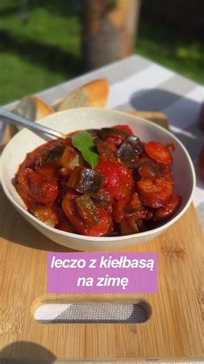 Leczo na zimę z kiełbasą: Przepis na 6 słoików