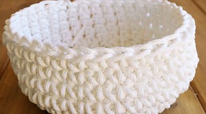 How to make a simple basket with white clothesline rope. (via Melanie Ham) #NationalCrochetMonth Full tutorial here: http://bit.ly/AmpMH12 | Kin