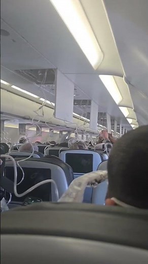 Emergency cabin depressurization on flight over the Grand Canyon, USA