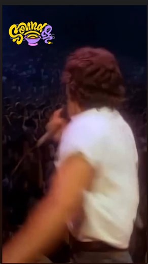 Michel Gimenes on Instagram: "Bruce Springsteen • Dancing in the Dark (1984) Cansado da rotina, preso aos próprios pensamentos, ele canta sobre a vontade de mudar, porque ninguém acende o fogo sem antes provocar a faísca. 🔥 Rock que atravessa gerações e continua atual até hoje. 🎸✨ #BruceSpringsteen #DancingInTheDark #TheBoss #RockAnos80 #ClassicRock BornInTheUSA RockEterno MusicReels ReelsBrasil"