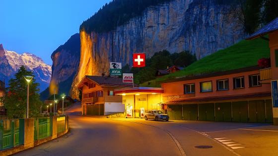 Lauterbrunnen Switzerland – Evening Stroll in the Valley of 72 Waterfalls (4K)