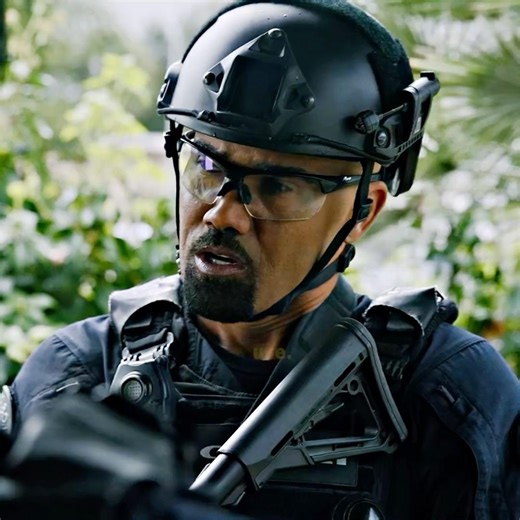 The SWAT team pretended to evacuate and then raided the criminals. #shorts #edit #viral