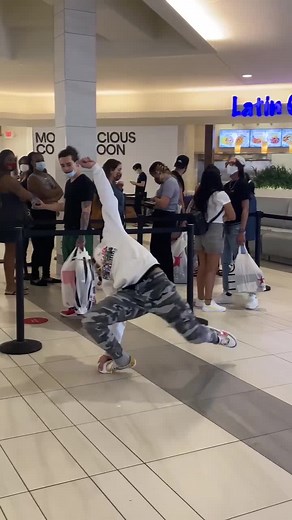 Moonwalking in public 👀 #fyp #dancinginpublic