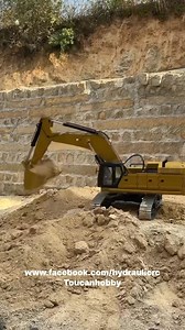 51K views · 1.4K reactions | Super huge 1/8 scale CAT 395 weighing in at 180kg 勞勞勞 digging with it for the first time  #rcconstructionmodels #rcconstruction #excavator #hydraulic #RC #construction #hydraulicrc #RCmodel #new | Toucanhobby RC Model | Facebook