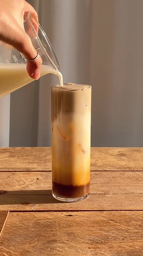 How to Make Refreshing Iced White Mocha with Coffee Foam at Home