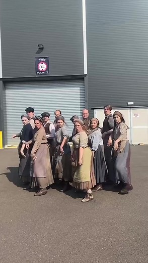 60K views · 694 reactions | De cast van Daens de Musical zet het weekend alvast in! 拾 | Studio 100 | Facebook