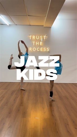 Prodanza Estudio | Escuela de Danza on Instagram: "🔥 ¡Jazz Kids en Prodanza Estudio! Movimiento, energía y mucha diversión… ¡todo en una sola clase! Perfecta para niñas que aman bailar, saltar y aprender cosas nuevas. ✨ Jazz Kids incluye: • Fuerza • Acrobacia • Danza • Flexibilidad 📆 Martes y jueves · 6:30 pm 💖 ¿Tu hija está más chiquita? Tenemos Jazz Mini, una clase llena de ritmo, creatividad y bases de jazz adaptadas a su edad. Ideal para que comiencen a explorar el movimiento con segurida