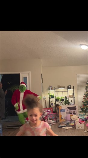 The grinch prank on my sister kids 🤣🎅🏼@Tiara #grinch #christmas | the grinch prank