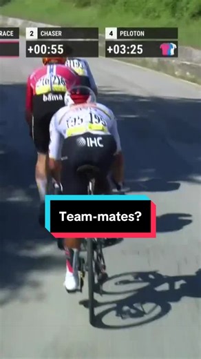De facto team-mates on a day like today 🤝 The UAE team car gives a helping hand to Andreas Leknessund. #cycling #roadcycling #giro