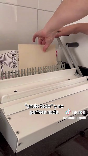 ANULAR PUNZONES... ¿QUÉ ES? 📒. Si estás buscando anilladora, tal vez viste la opción de que la máquina anule punzones. ¿Sabés qué significa? 🧐. Esta característica hace referencia a si la anilladora solo perfora de manera contínua, o si permite perforar por tramos, es decir, seleccionar algunas áreas y otras no. ✅ ¿Qué beneficios tiene esto? 👉 Terminación más profesional: al permitir seleccionar los punzones que van a perforar, evitamos cortes indeseados en los bordes de las tapas o del papel
