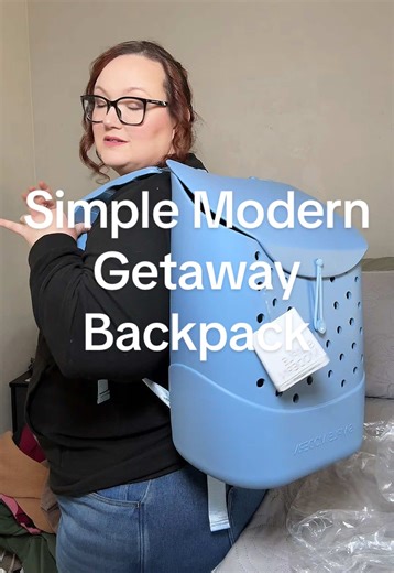 This Simple Modern Getaway backpack fits everything—mom life, work days, travel, errands… all in one bag. Cute, comfy, and actually functional. #simplemodernbackpack #traveltote #travelbackpack #getawaybackpack #mombag