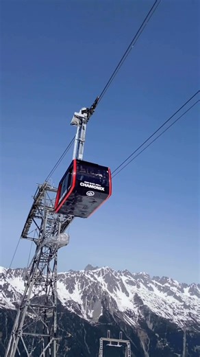 Une petite semaine que les pistes de ski ont tiré leur révérence… Mais à Chamonix, le spectacle continue ✨ L’Aiguille du Midi reste ouverte tout le printemps 🚠 Toujours là, verticale, spectaculaire, fidèle au poste. Suspendus entre deux mondes, là où le Mont-Blanc veille. 👁️ Et vous… vous l’avez déjà prise, cette benne qui change tout 🥰? #chamonix #montblanc #aiguilledumidi #hautesavoie | Mont-Blanc Natural Resort