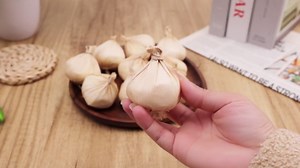 Folmywy 30 Pcs Fake Garlic Vegetable Lifelike Artificial Garlics Decoration White Simulation Foam Vegetables Model for Cabinet Display Autumn Halloween Home Tabletop Kitchen Decor