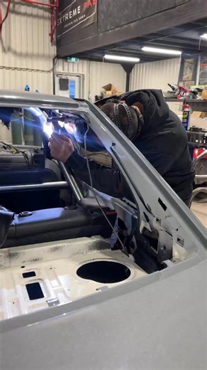 🔥Fabrication d’un half cage demontable dans un Jetta MK3.🔥. -tube acier DOM 1.75" x .095 -Sablage du tube avant l’assemblage -Plaques en acier avec trous houblons montés en sandwich dans le plancher ainsi que sur les shock towers arriere -TMR interlock tube clamp -Demontable en deux parties Tres beau resultat 🔥 #custom #fab #fabrication #fyp #jettamk3 #volks #volkswagengolf #volkswagenjetta #showcar #tig #welding #car #weld #tigwelding | Extrême Fab inc.