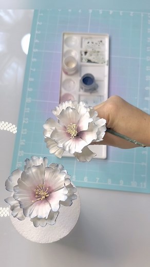 245K views · 2.4K reactions | Gum Paste Flowers  • • • • • • • #gumpaste #gumpasteflowers #sugarflowers #sugarflower #sugarflowerart #artsugar #cake #cakes #cakedecorator #cakedesign #cakedecorating #cakeart #cakeartist #cakedecoratorsofinstagram #cakesupplies #topper #toppers #flowers #birthdaycake #weddingcake #weddingcakes #cakemaker #roses | Garden Sugar Flowers | Facebook