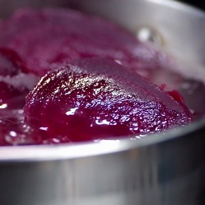 How to perfectly boil beets 💕 👉Directions 1.Trim off any remaining stem and taproot from cleaned beets. 2.Place the beets in a large pot and add water to cover and 2 tablespoons lemon juice or vinegar. This will help to keep the beets from bleeding. 3.Bring to a boil, reduce heat and simmer until tender, about 45 minutes to 1 hour. 4.Place pot under running cold water and let rinse until beets can be handled. 5.You will know they are finished by Inserting a fork easily into the beets. 🥗Use in