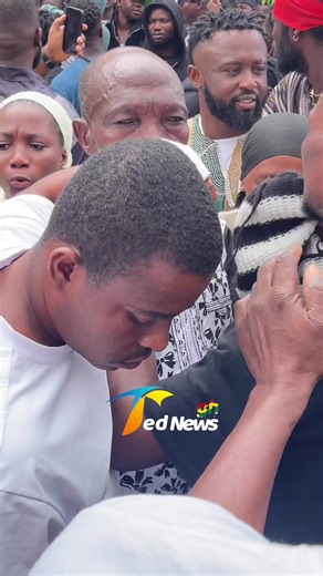 Emotional moments as the father of WebKid broke down in tears at the Accra High Court after bail was granted to his son. #ghanatiktok🇬🇭 #arrested #shattawale #court #viral