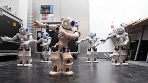 NAO机器人跳集体舞