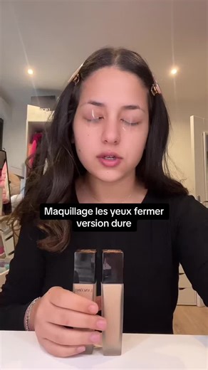 Maquillage les yeux fermés avec du scotch