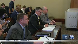 IL lawmakers advance bill to keep nursing homes staffed