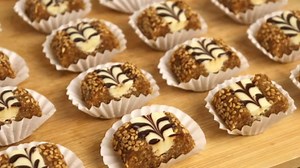 SITNI KOLAČI SA KIKIRIKIJEM I ČOKOLADOM: Nikad lakši recept za ukusnu poslasticu koja izgleda kao da ste kupili (VIDEO)