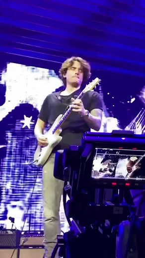 Gravity - Live at the Scotiabank Arena (Toronto, CA - May 3, 2022) Using a PRS Silver Sky, Moc Sand satin, John's amp setup for the tour was a Two-Rock John Mayer Signature amp, a Fender Bandmaster, and a Dumble Steel String Singer, serial 004. Each amp fed a 2x12