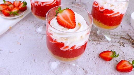 Strawberry Dessert Cups: the Recipe for a No-Bake Creamy and Delicious Dessert!