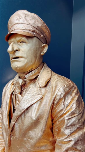 What happens when it rains! #rain #sad #gold #man