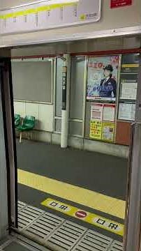 東急世田谷線300系ドア開閉シーン（2023.1.2.17:02）西太子堂駅にて。東急300系302編成（モーニングブルー塗装）A側出口扉にて