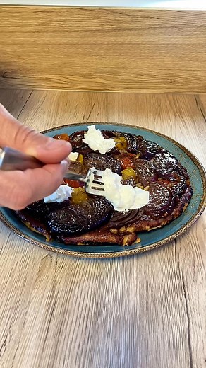 DINGUERIE ! Mes 4 astuces pour cuisiner ce banger ! Une tarte Tatin incroyablement gourmande avec ses oignons rouges caramélisés et sa pâte brisée aromatisée avec un ingrédient secret. Cuisson au four chaleur tournante à 200 degrés pendant 30 minutes Ingrédients : - 250g de farine - 125g de beurre doux - paprika fumé - sel - oignons rouges - tomates cerises - huile d’olive - vinaigre balsamique - herbes de Provence - poivre du moulin - 1 burrata #liogourmand #ideerepas #ideerecette #cuisinefacil