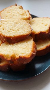 5 PERCES TÚRÓS KUGLÓF ⏱️ Kevered, formába öntöd, sütöd. Ennyi az egész. Gyors, bögrés, hétköznap is belefér, mégis puha és jóleső. 😊✨ A recept a hozzászólások között van.💛 #Rupáner #bögrés #recept #gyorssüti #kuglóf | Rupáner-Gallé Margó Hivatalos Oldala