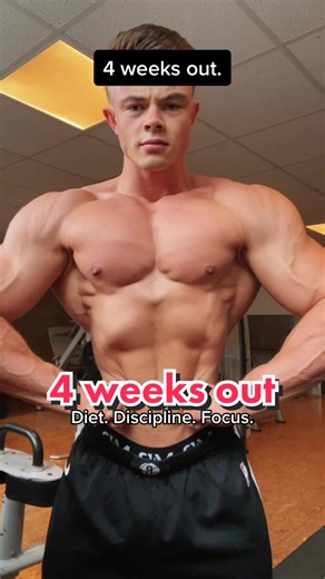 4 Weeks out for my first bodybuilding competition. What do you think about my shape? #classicphysique #bodybuilding #diet #fitness #sport