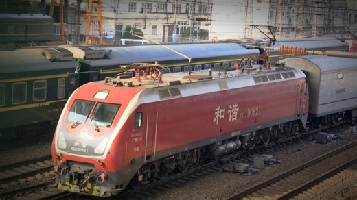 【中国铁路】新年首拍 货列之最 广铁广段HXD1D0621牵引银河护卫队X103列车进郑州站