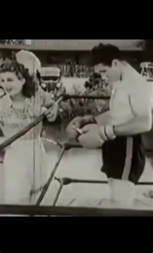 Champion du monde dans 3 catégories en même temps. Oui… en même temps. Henry Armstrong. Une endurance incroyable. Un style agressif. Un boxeur qui ne s’arrêtait jamais d’attaquer. En 1938, il bat le champion Barney Ross et entre dans l’histoire de la boxe. Plus de 150 victoires dans sa carrière. Un exploit que très peu de boxeurs ont réussi à approcher. 👇 Abonne-toi pour plus d’histoires incroyables de la boxe. #HenryArmstrong #Boxe #FightTok #BoxingHistory #Legend 🥊🔥