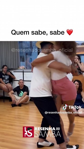 Casal Dançando Pagode e Reggae em Momentos Românticos