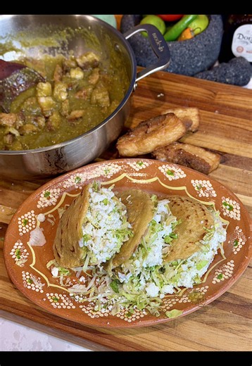 Gorditas con chicharron en salsa verde 😍 Full recipe on my website CocinaRodriguez.com or use link in bio. Pre-order my new cookbook Taco Party! Search it on Amazon or Barnes and Noble. Also link in bio. #recipe