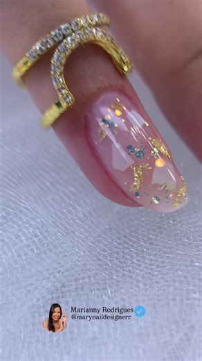 Uma decoração prática, linda e rápida! Usei apenas 3 itens pra esse luxo de unha! E usei produtos da @kaisanails Me diz aqui, o que você achou?! #nails #unhas #decoracaodeunhas #unhasdecoradas