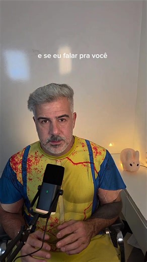 O desconforto recente diante de crianças e adolescentes exibindo rotinas exaustivas de “treinamento para virar idol” revela menos sobre o K-pop e mais sobre a dificuldade contemporânea de reconhecer o próprio sistema em funcionamento. As reações se organizam quase sempre no mesmo eixo moral: se é saudável, se é exagerado, se é exploração. Essa chave é insuficiente. O K-pop não é um desvio. Ele é um efeito histórico coerente do capitalismo contemporâneo, talvez sua forma mais explícita no campo c