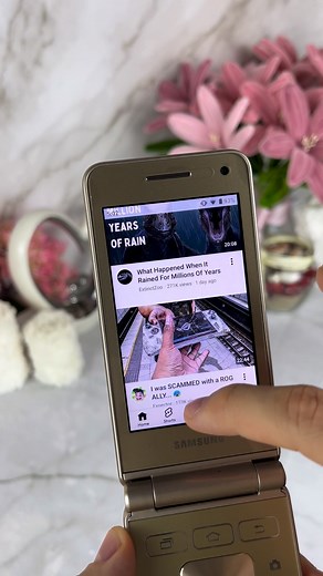 This Samsung Galaxy Folder 2 can download modern apps like TikTok💕 #flipphone #2000s #keitai #y2k | VintagePhones