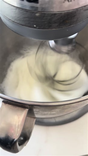 Esta receta ya la he subido y la quiero volver a compartir porque para mí es la mejor versión! CRUELA DEVIL CHOCOTORTA Yo use un molde rectangular Para que me entren Justo la medida de las galletitas pero puede ser el que vos tengas! ( la clave es que sea alto este tiene 9 cm de largo por 6 de ancho y 6 de alto) Vas a necesitar 6 galletitas de chocolate y 6 de chocolate blanco ( también pueden ser las de coco y vainilla) ( por molde)• 75 g de crema de leche ( tenor graso superior al 36 %)• 75 g 