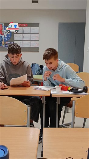 In the midst of juggling numerous tasks, Year 8 students also practised talking about medical problems and medical procedures. They learned about CPR, recovery position, slings, dressing, drips, epinephrine shots, numerous injuries and many, many more!🚑🏥 Communicating in case of an emergency is crucial!!👍 | Hilaris Dwujęzyczna Szkoła Podstawowa