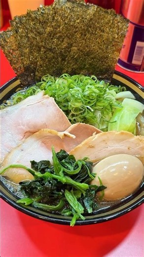 店内で炊く豚骨スープと自家製醤油の家系ラーメン！2種のチャーシューを盛った特製ラーメン【横濱家系ラーメン十七代目野中家 八王子店】