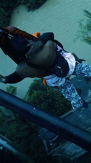 This morning a Bell-212 of No.4 Helicopter Squadron with Regiment Special Forces from SLAF Sation Palavi rescued four individuals, including a Buddhist monk, stranded in the Nikaweratiya area, safely transporting them to secure locations .#SLAF #srilankaairforce #no4squadron #bell212 #helicopterrescue #nikaweratiya #floodrescue #disasterresponse #savinglives #emergencyresponse #airforcerescue #humanitarianmission #ondutyalways #regimentspecialforce | Sri Lanka Air Force