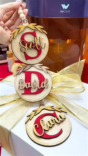 ✨ Solo un vistazo rápido a las últimas piezas que he creado con mi Lumos y mi Vista de 10W. Regalitos especiales perfectos para esta temporada, fin de año y holidays. 🎁✨ Muy pronto también te estaré compartiendo proyectos personalizados en madera con mi nueva Vision Pro de 45W… lo que viene está increíble. 🔥 #LaserEngraving #LaserCrafters #LumosLaser #10WLaser #Vista10W #LaserProjects #CustomGifts #HolidayGifts #HechoConLáser #CraftingCommunity #PersonalizedGifts #SmallBusinessLove #CreatorsOf