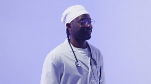 Afroamerikaner-Happy-Arzt-Portrait. Gesundheitspersonal lächelt auf weißem Hintergrund: Stockvideos & Filmmaterial (100 % lizenzfrei) 1082663740 | Shutterstock