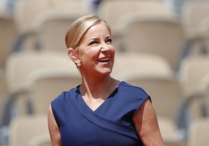 Sister’s death from ovarian cancer led to early detection for tennis legend Chris Evert